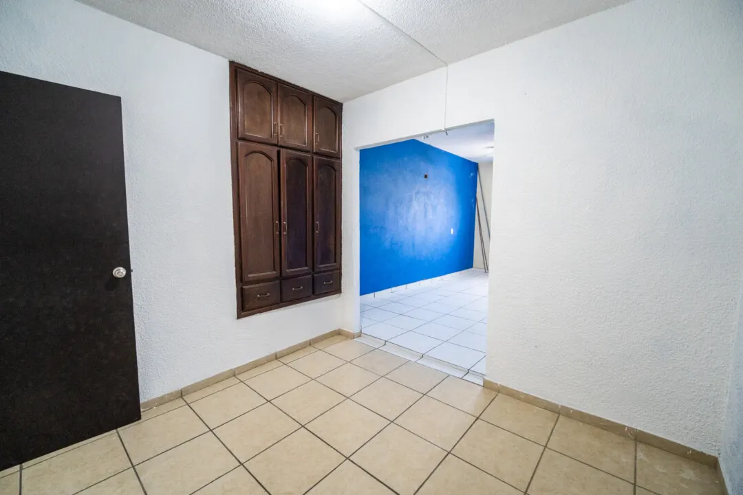 Casa Venados Daniel-16 Recámara con closet de madera — Casa Los Venados, cerca de Jabalíes