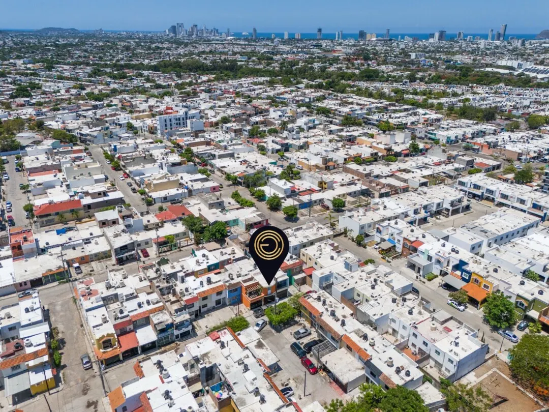 default Vista aérea de Los Venados con la ciudad de Mazatlán al fondo