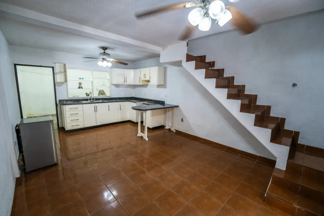 Casa Venados Daniel-2 Cocina integral con gabinetes blancos — Casa Los Venados, cerca de Jabalíes