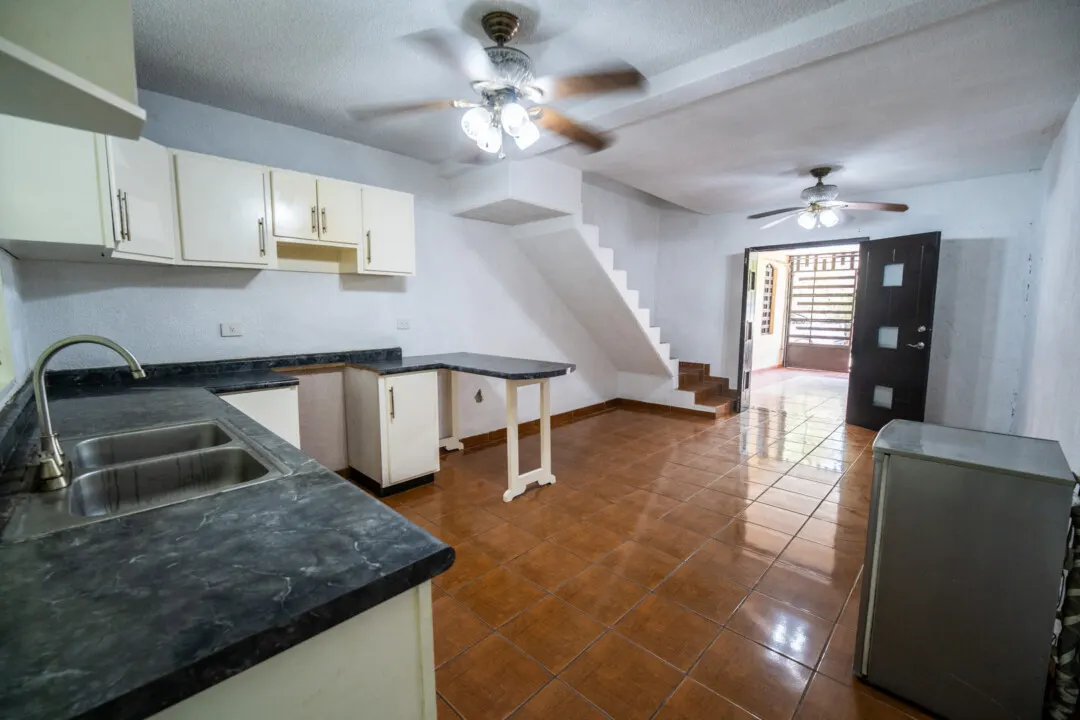 Casa Venados Daniel-5 Cocina con tarja y vista a la escalera — Casa en venta Los Venados