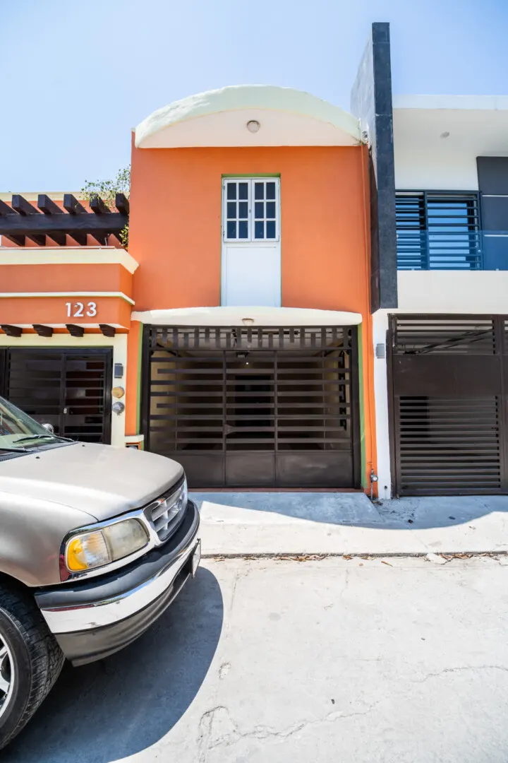Casa Venados Daniel-8 Fachada de casa de dos niveles — Fraccionamiento Los Venados, Mazatlán