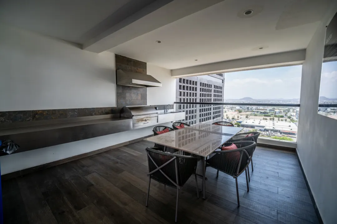 Depa Akoya Renta Fer-10 Área de asadores con vista a la ciudad en Akoya Sky Living