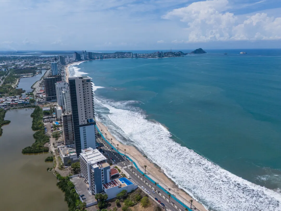 default Vista aérea del Malecón y la costa de Mazatlán desde Akoya Sky Living