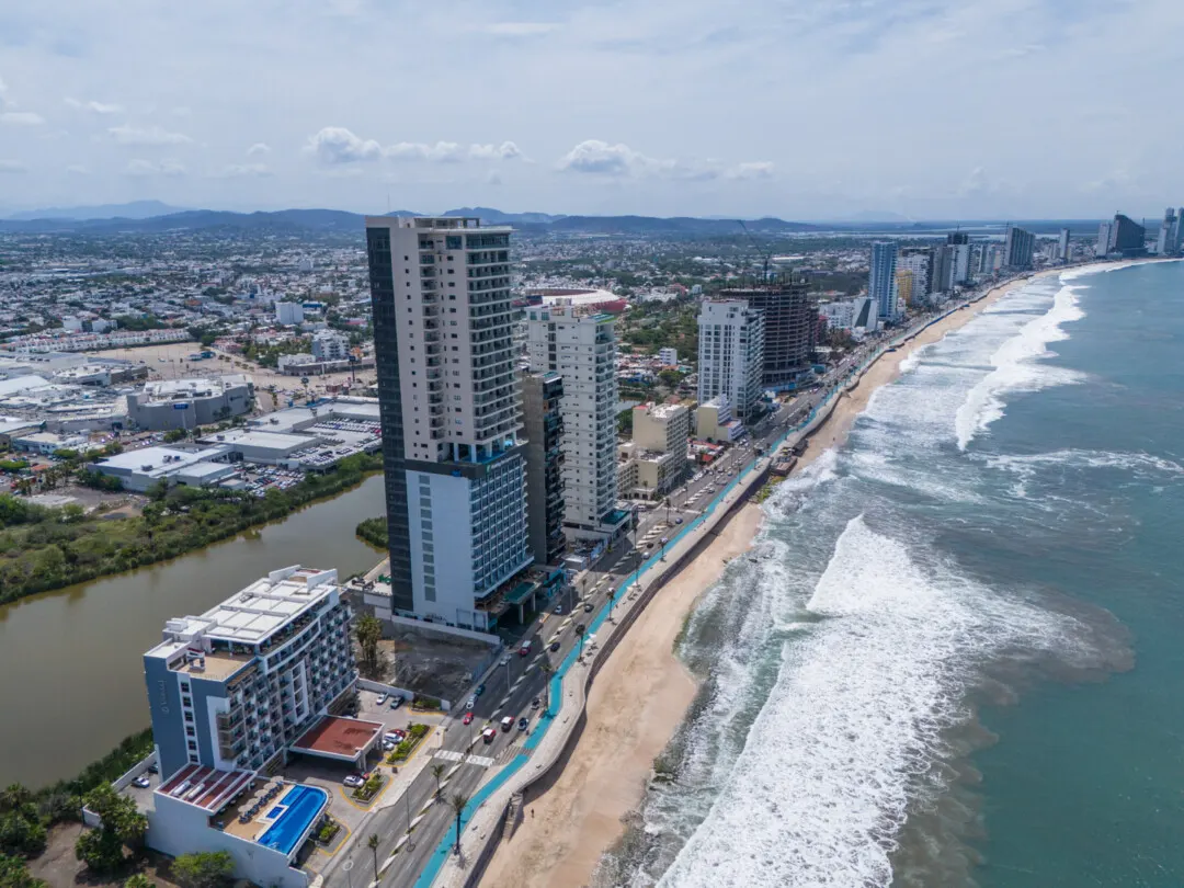 default Vista aérea del Malecón de Mazatlán y la costa desde Akoya Sky Living