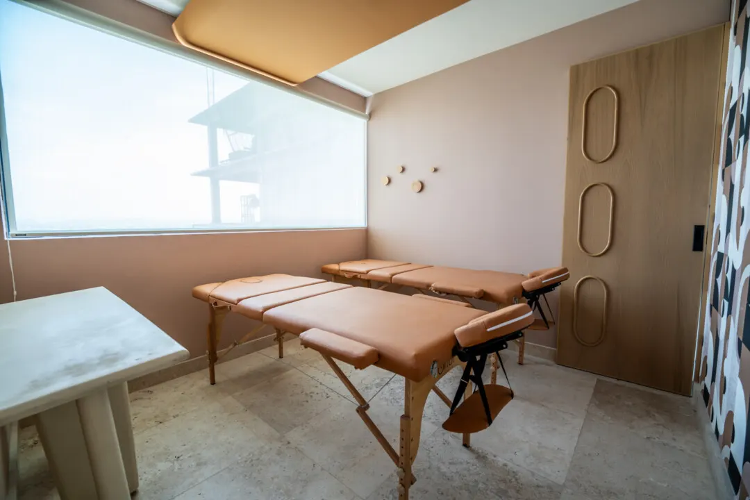 Depa Akoya Renta Fer-16 Sala de masajes y spa en amenidades de Akoya Sky Living Mazatlán