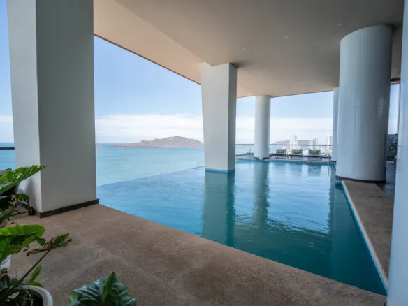 Alberca infinity con vista al mar en terraza de Akoya Sky Living, Malecón Mazatlán