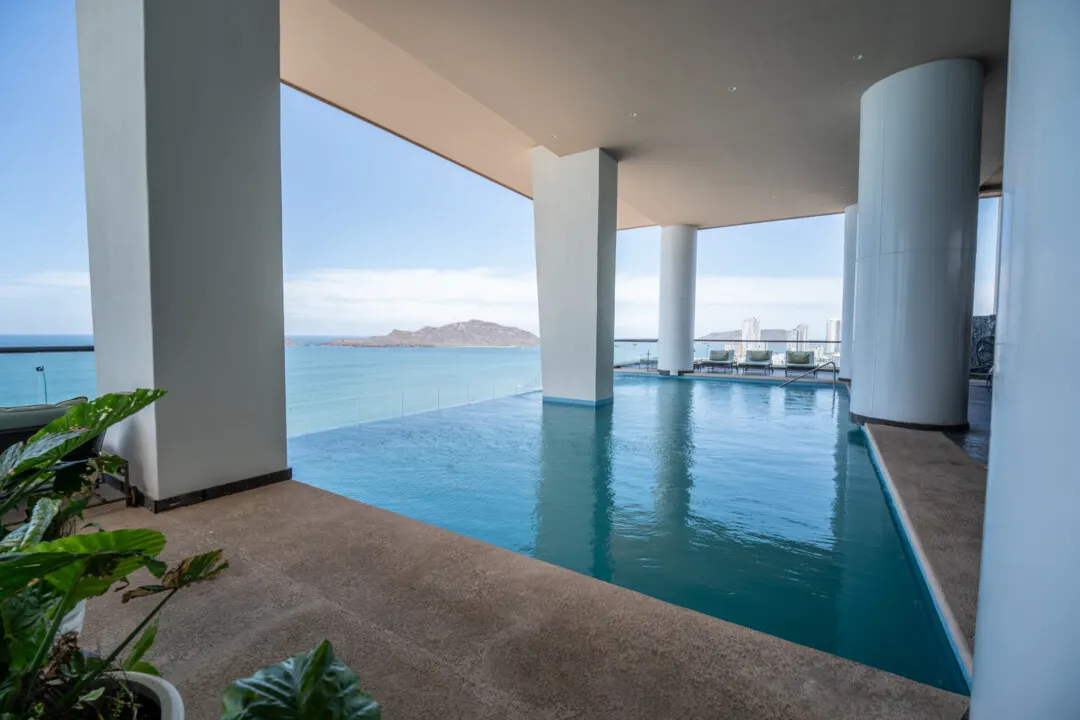Depa Akoya Renta Fer-2 Alberca infinity con vista al mar en terraza de Akoya Sky Living, Malecón Mazatlán