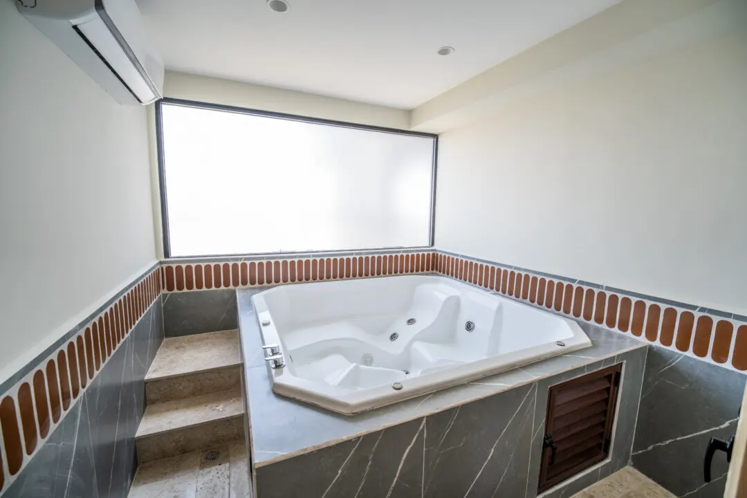 Depa Akoya Renta Fer-20 Jacuzzi cubierto en área de spa de Akoya Sky Living Mazatlán
