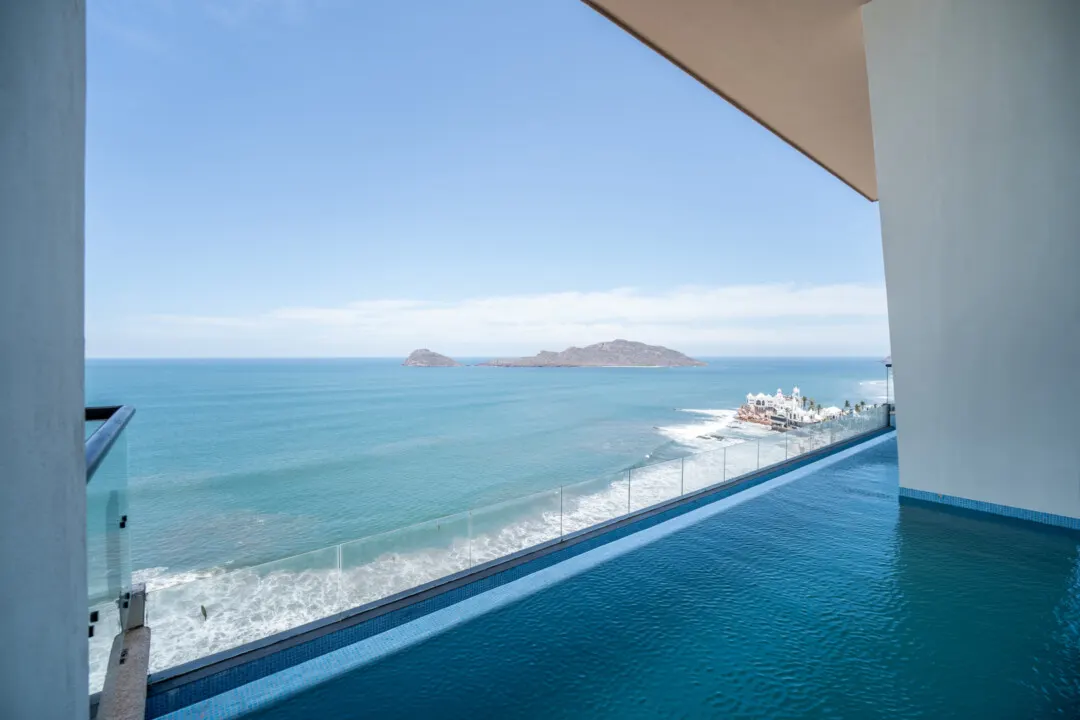 Depa Akoya Renta Fer-3 Alberca infinity con vista a la Isla de Venados desde Akoya Sky Living