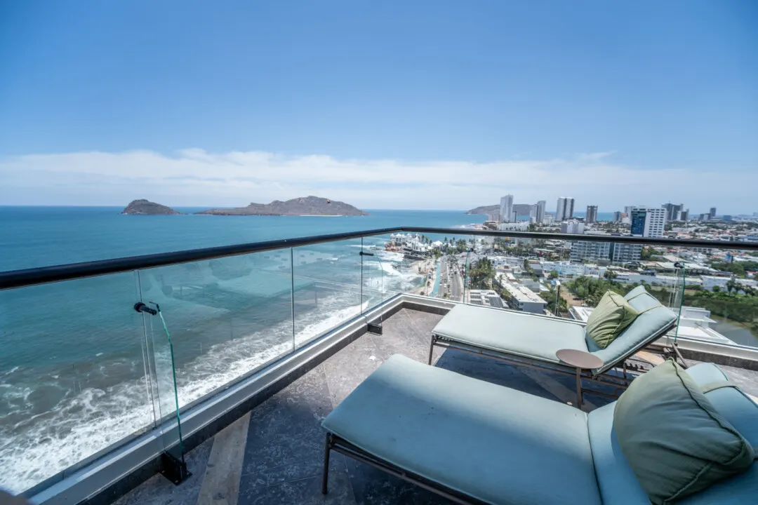 Depa Akoya Renta Fer-32 Camastros frente al mar en amenidades de Akoya Sky Living Mazatlán