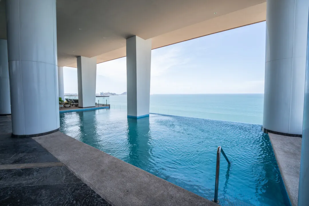 Depa Akoya Renta Fer-37 Alberca infinity panorámica en azotea de Akoya Sky Living, Malecón Mazatlán