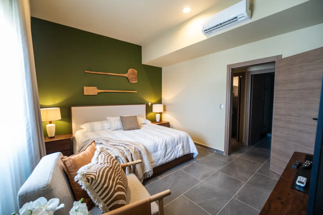 Depa Akoya Renta Fer-42 Recámara con entrada a clóset en departamento Akoya Sky Living Malecón Mazatlán