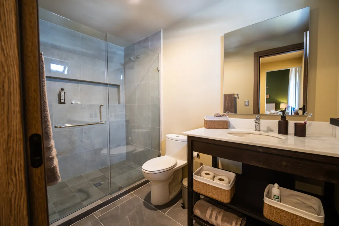 Depa Akoya Renta Fer-46 Baño con lavabo y regadera de cristal en Akoya Sky Living Mazatlán