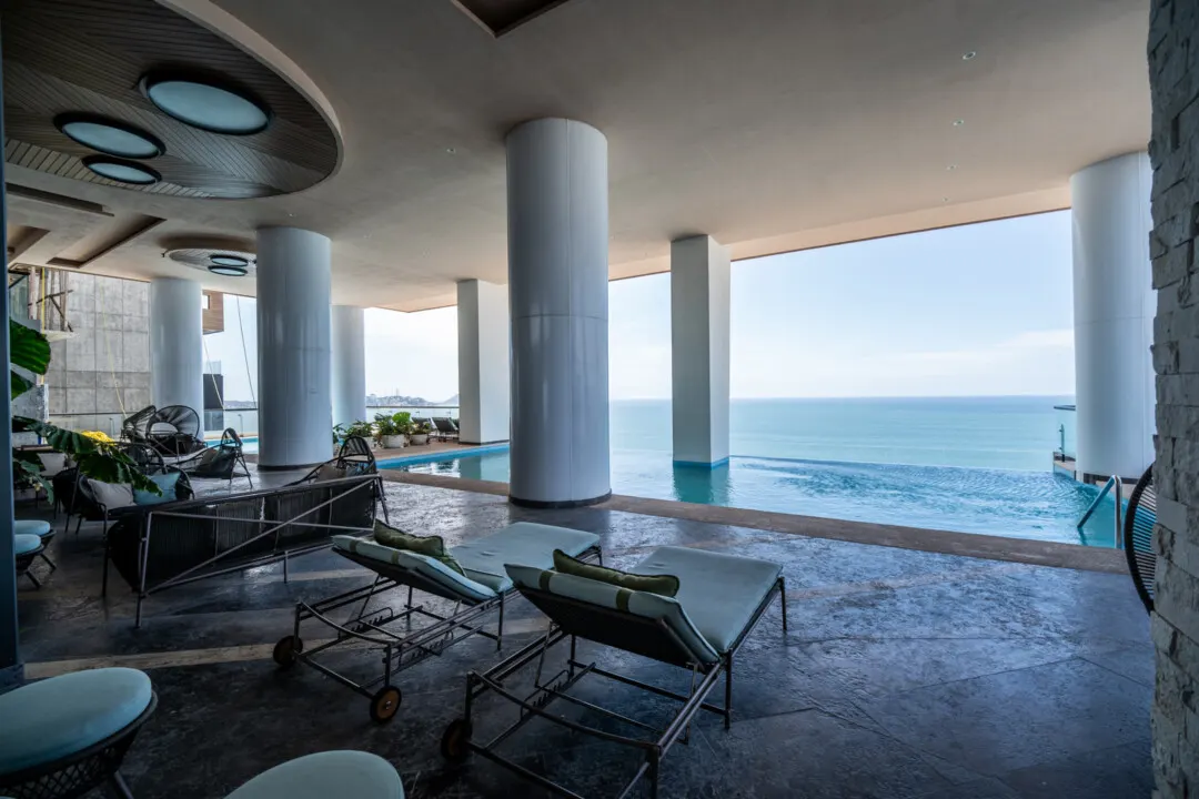Depa Akoya Renta Fer-5 Camastros en terraza con vista al mar en Akoya Sky Living Mazatlán