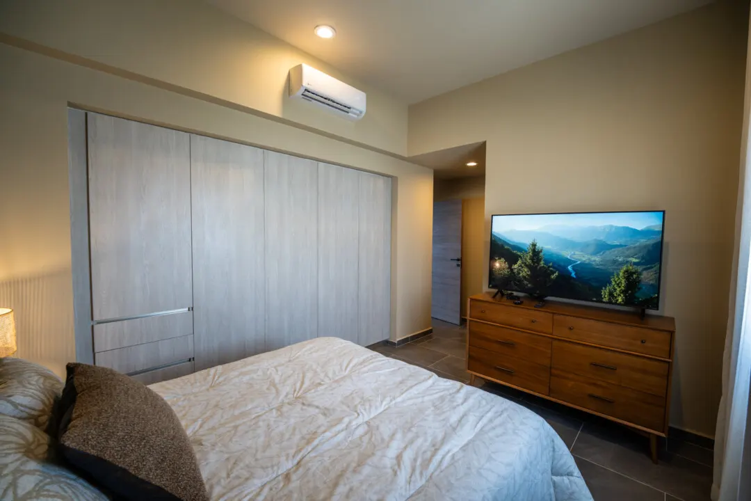 Depa Akoya Renta Fer-53 Recámara con clósets y aire acondicionado en departamento Akoya Sky Living