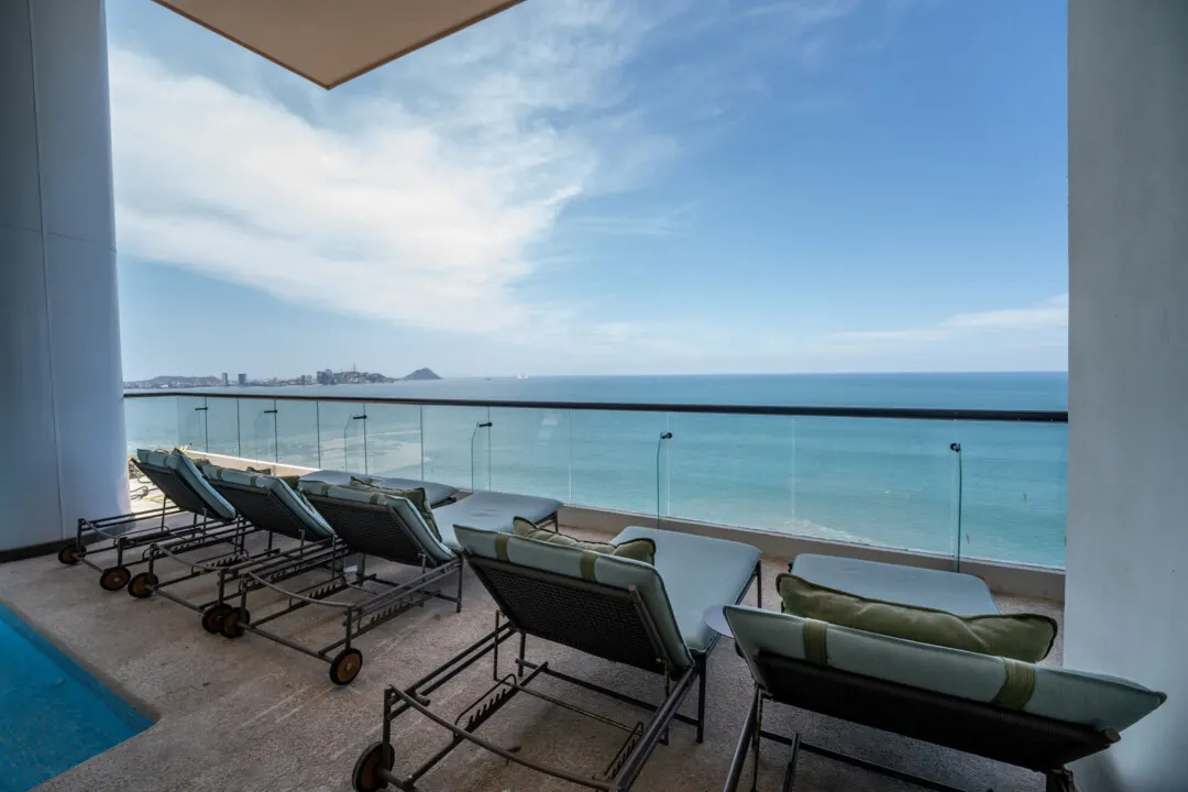 Depa Akoya Renta Fer-6 Área de camastros con vista panorámica al mar en Akoya Sky Living