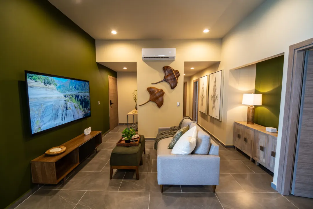 Depa Akoya Renta Fer-63 Sala con vista a cocina y decoración marina en Akoya Sky Living Mazatlán
