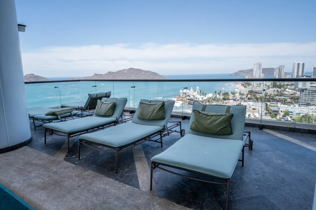 Depa Akoya Renta Fer-7 Terraza con camastros y vista a la bahía de Mazatlán, Akoya Sky Living