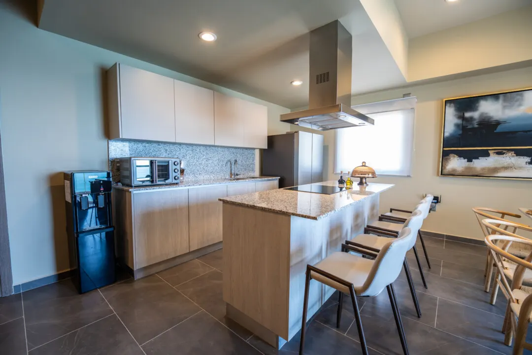 Depa Akoya Renta Fer-70 Cocina moderna equipada con isla en departamento en renta Akoya Sky Living