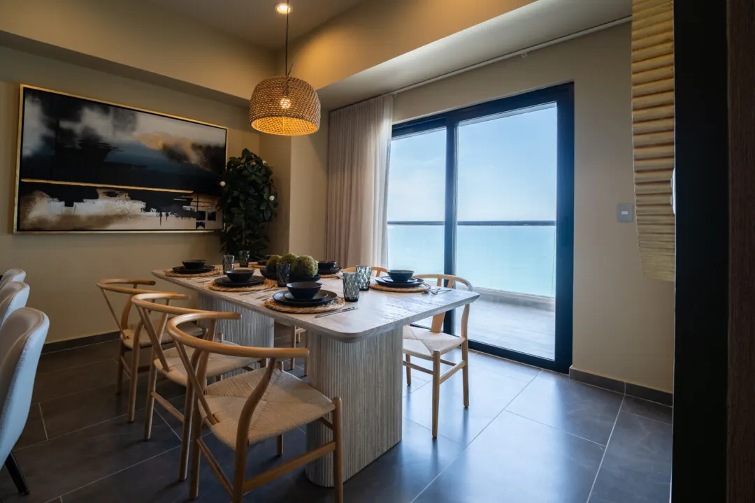 Depa Akoya Renta Fer-85 Comedor con vista al mar en departamento Akoya Sky Living, Malecón Mazatlán