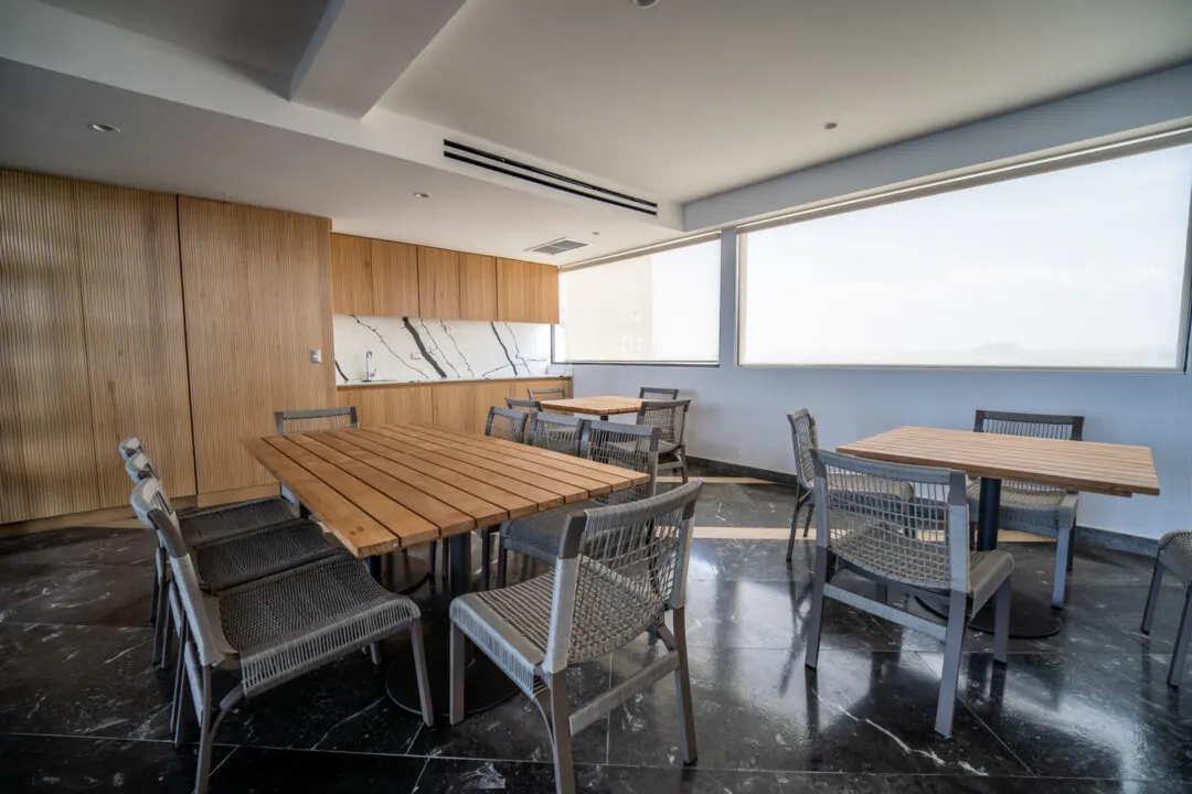 Depa Akoya Renta Fer-9 Zona de asadores y comedor exterior en amenidades de Akoya Sky Living