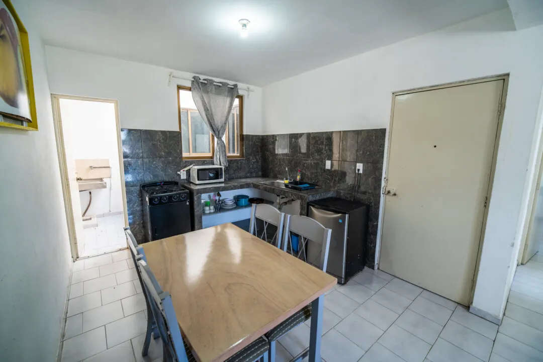 Edificio Diego’s Depa 4-7 Cocina equipada de uno de los departamentos del edificio en venta en Zona Dorada