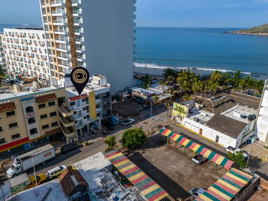 default Dron mostrando la ubicación exacta del edificio en venta, a pasos de la playa de Zona Dorada