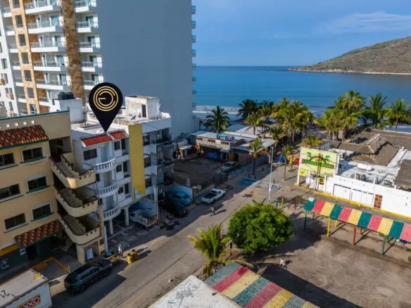 Vista aérea del edificio en venta con la bahía de Mazatlán de fondo