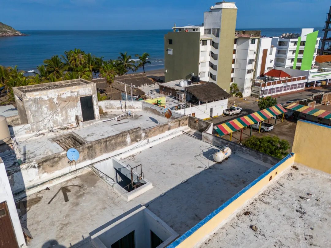 default Vista aérea de la azotea del edificio con el mar de Zona Dorada, Mazatlán, de fondo