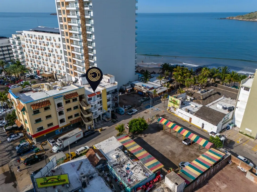 default Toma aérea de la manzana donde se ubica el edificio en venta, cerca de la playa en Zona Dorada