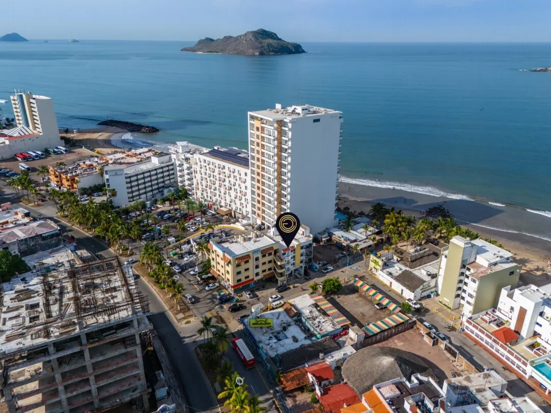 default Vista panorámica de la costa de Zona Dorada, Mazatlán, con la ubicación del edificio señalada