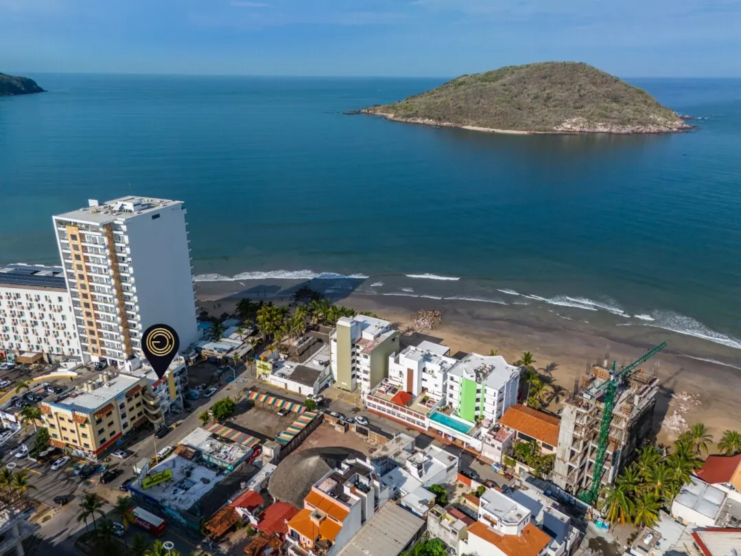 default Playa y edificios de Zona Dorada vistos desde dron, mostrando la cercanía del edificio en venta al mar