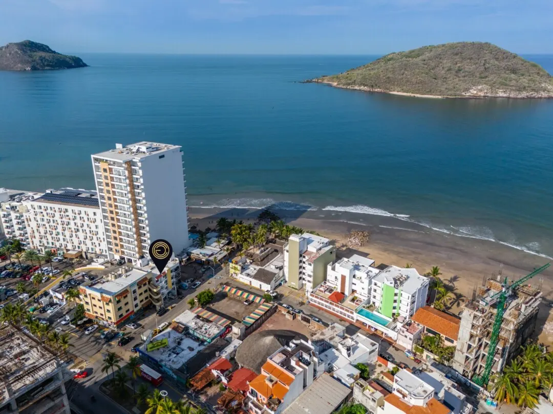 default Vista aérea de la bahía de Mazatlán frente a Zona Dorada, con la ubicación del edificio en venta