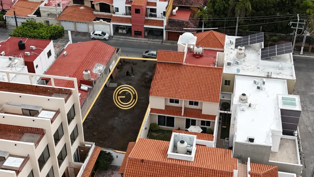 Vista aérea del terreno de 300 m² en El Dorado, Zona Dorada de Mazatlán, delimitado con marcador