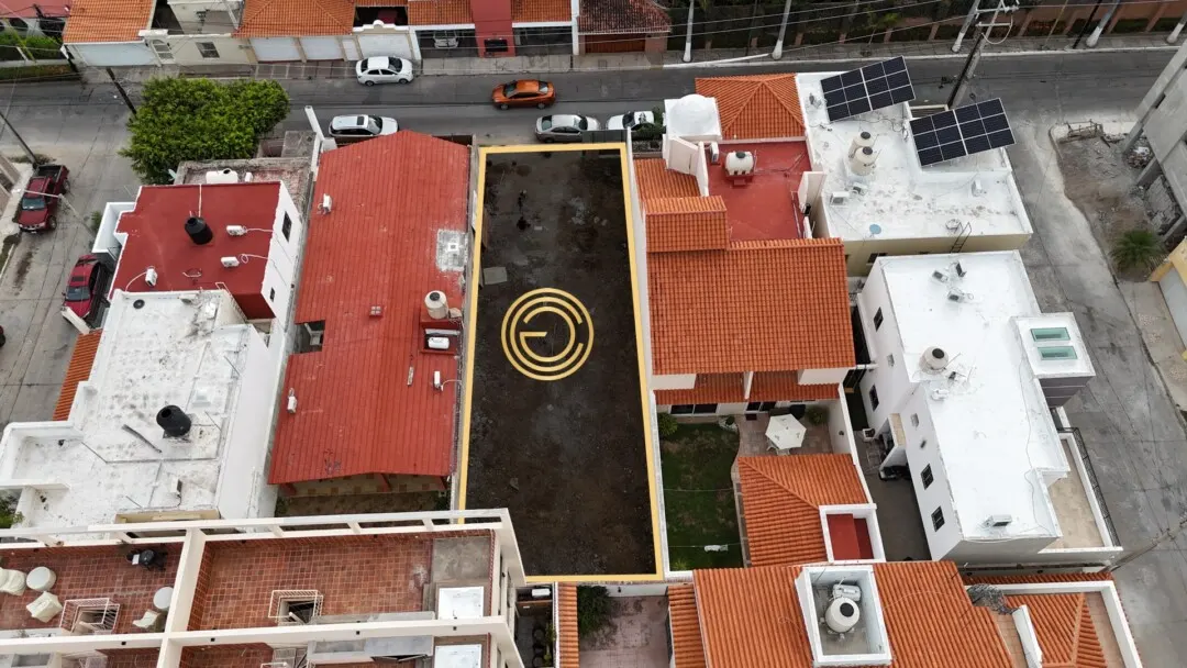 Terreno de 10x30 metros delimitado en El Dorado, Mazatlán, entre lotes vecinos, listo para construir departamentos