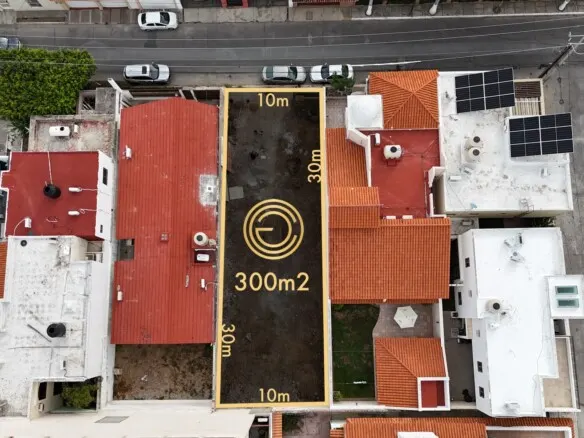 Plano aéreo del terreno en venta en El Dorado Mazatlán con medidas de 10x30 metros y superficie de 300 m2