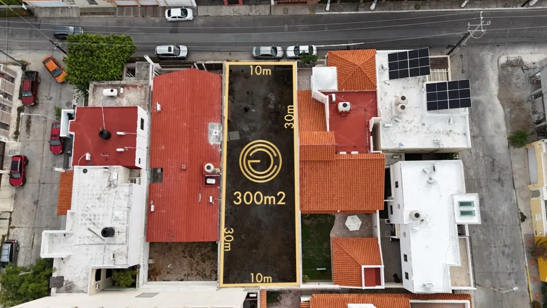 Plano aéreo del terreno en venta en El Dorado Mazatlán con medidas de 10x30 metros y superficie de 300 m2