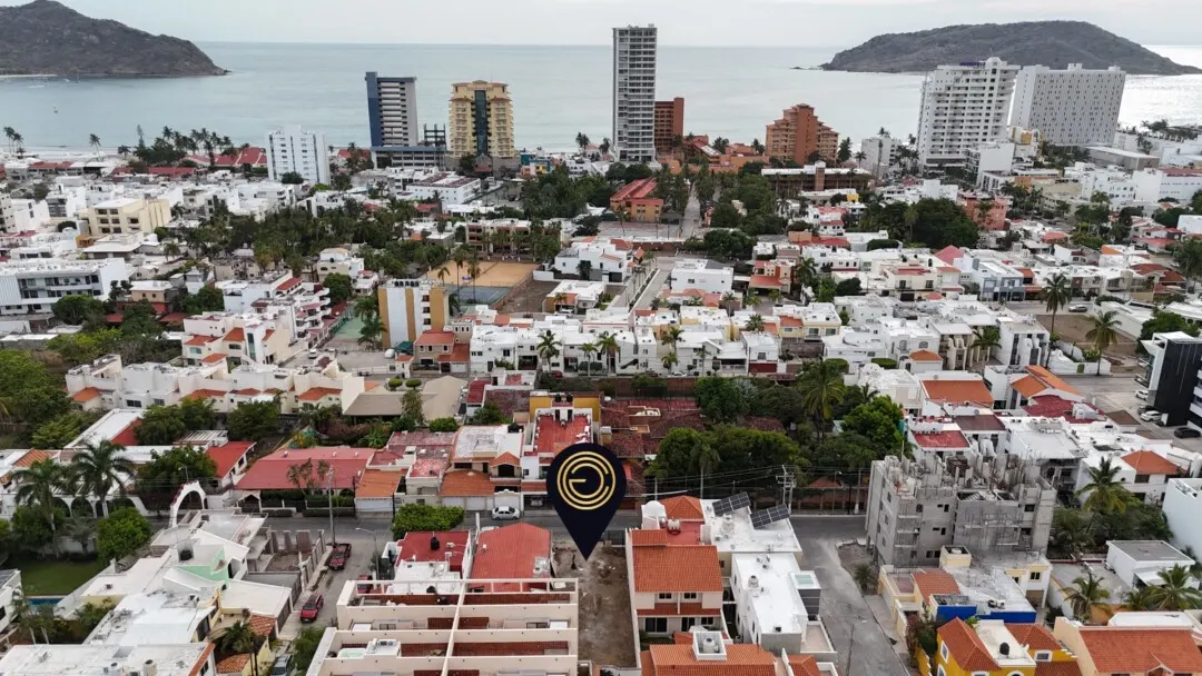 Vista panorámica de la Zona Dorada de Mazatlán con el terreno en El Dorado señalado y el mar de fondo