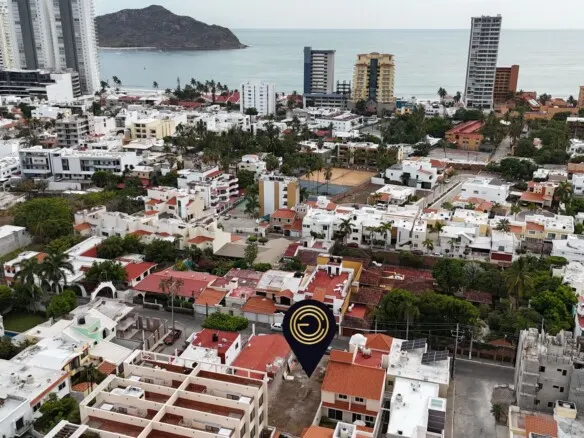Terreno en venta en Zona Dorada Mazatlán cerca de edificios de departamentos y la costa, ideal para desarrollo inmobiliario