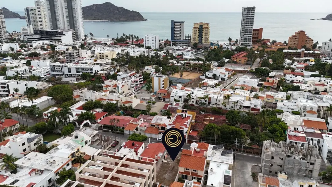 Terreno en venta en Zona Dorada Mazatlán cerca de edificios de departamentos y la costa, ideal para desarrollo inmobiliario