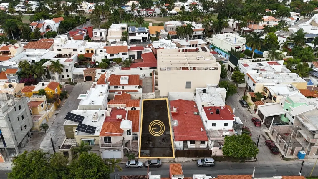 Terreno vacío delimitado en El Dorado, Mazatlán, rodeado de casas construidas en zona residencial
