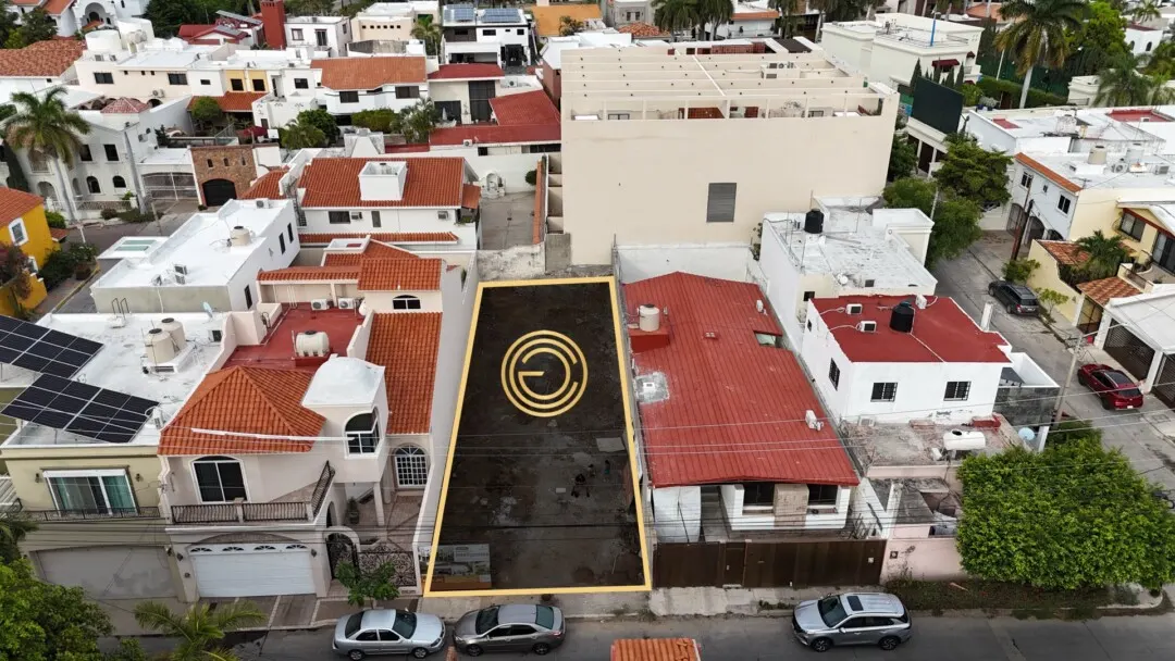 Vista aérea del lote en venta en El Dorado Mazatlán con frente a calle San Juan Capistrano