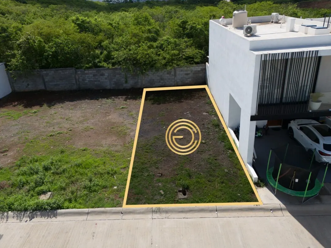 default Vista lateral del terreno en venta en Pacífico Hills Mazatlán, junto a casa vecina construida