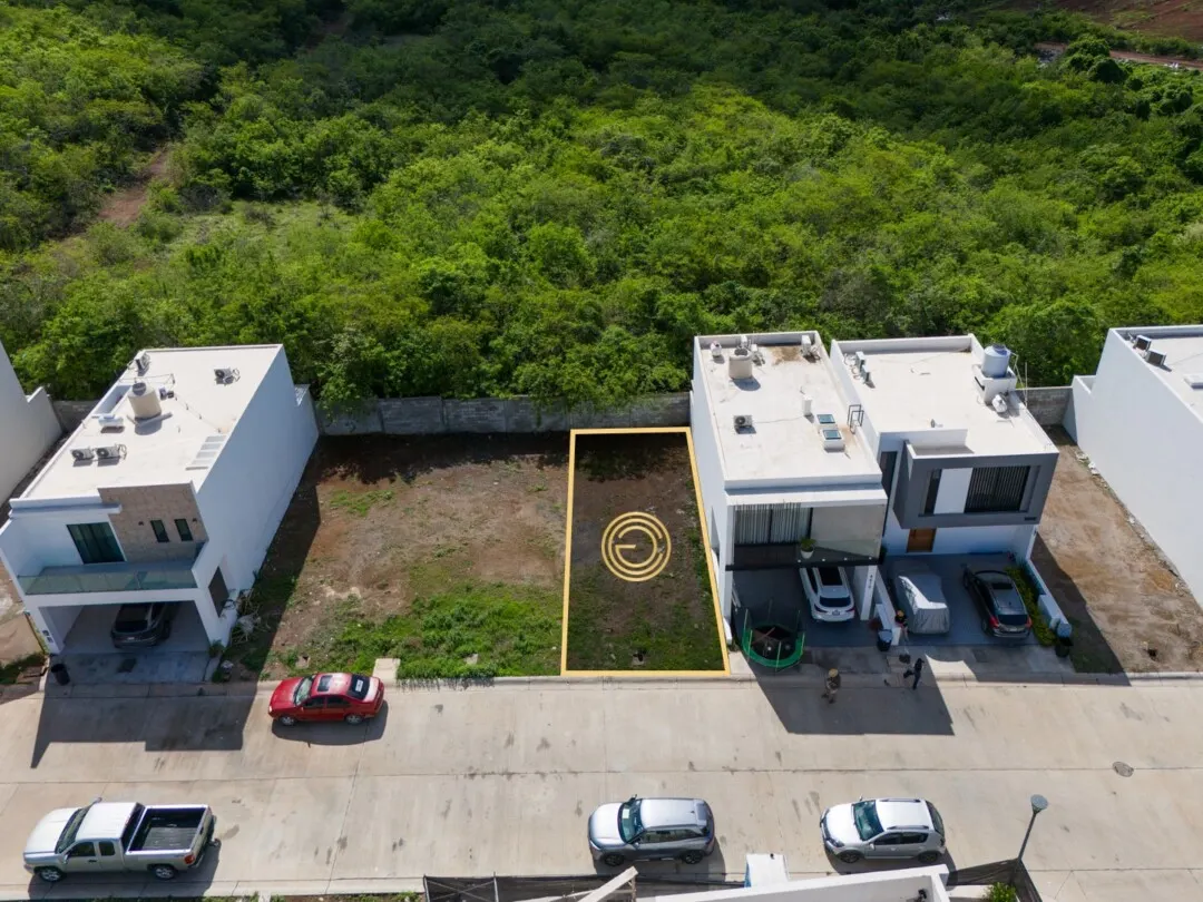 default Terreno entre casas construidas en Pacífico Hills, Mazatlán, ideal para construir una casa de una o dos plantas