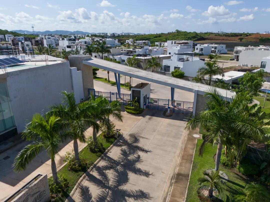 default Acceso techado con palmeras y barda perimetral del fraccionamiento Pacífico Hills en Mazatlán
