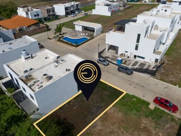 Terreno en venta en Pacífico Hills Mazatlán de 119 m², vista aérea delimitada junto a casas terminadas del fraccionamiento