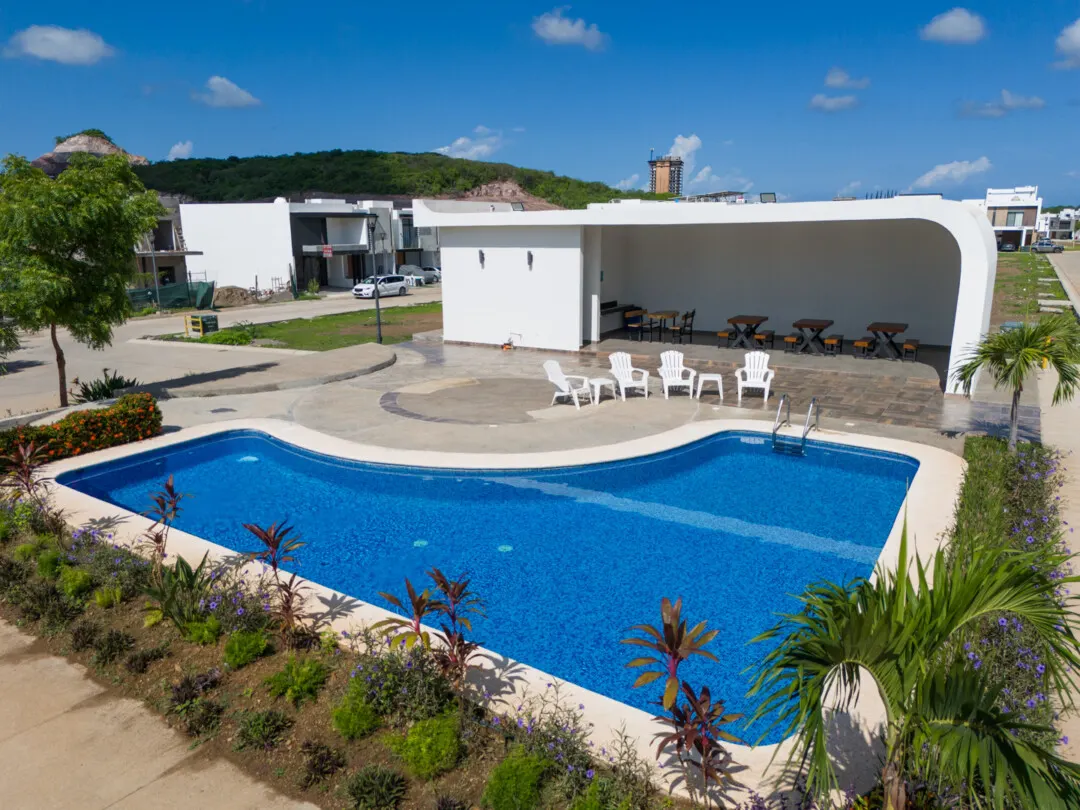 default Alberca y casa club del fraccionamiento Pacífico Hills en Mazatlán, con área de asadores y palapa