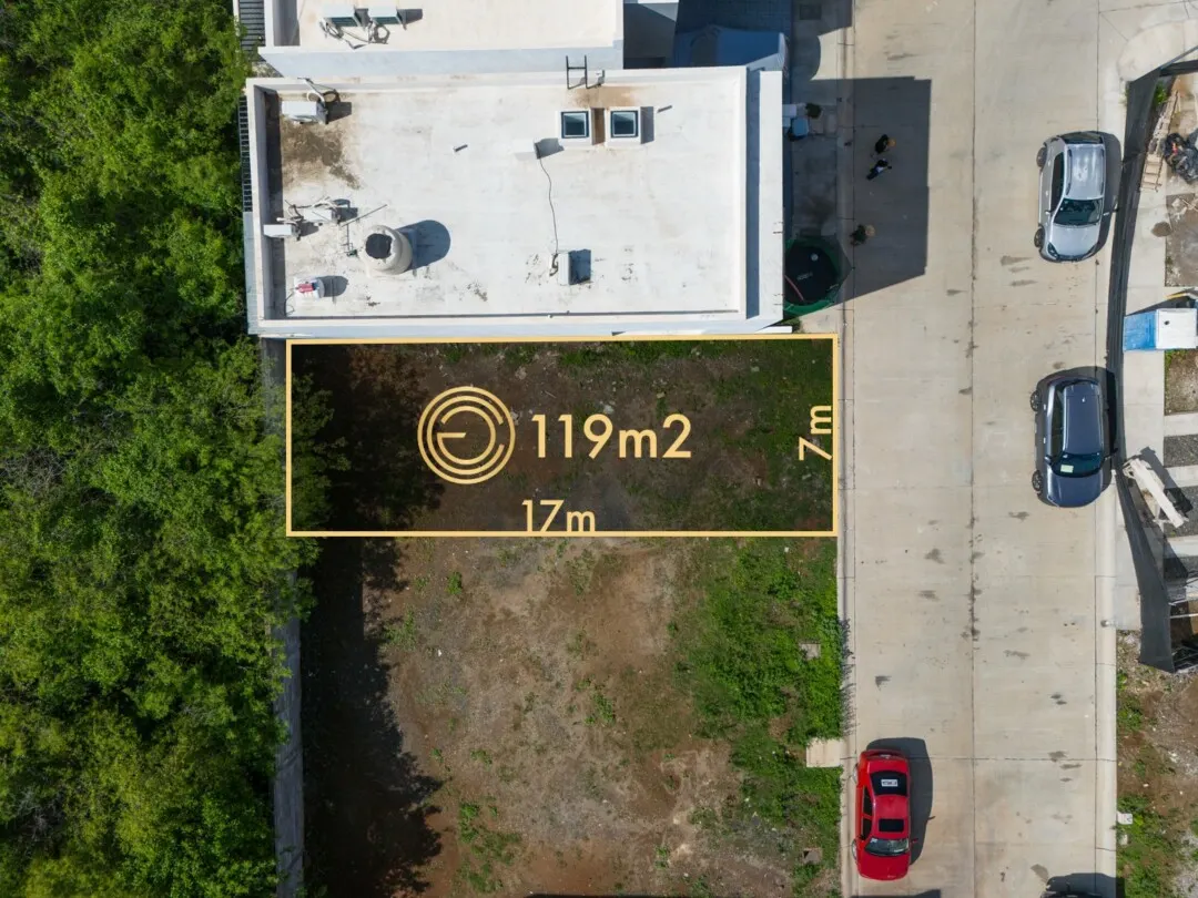 default Vista aérea del lote de 119 m² en Pacífico Hills, Mazatlán, frente a estacionamiento de visitas del fraccionamiento