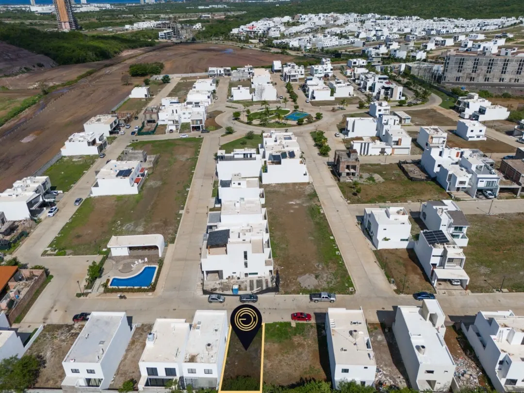default Vista panorámica del fraccionamiento Pacífico Hills en la zona norte de Mazatlán, con la ubicación del terreno señalada