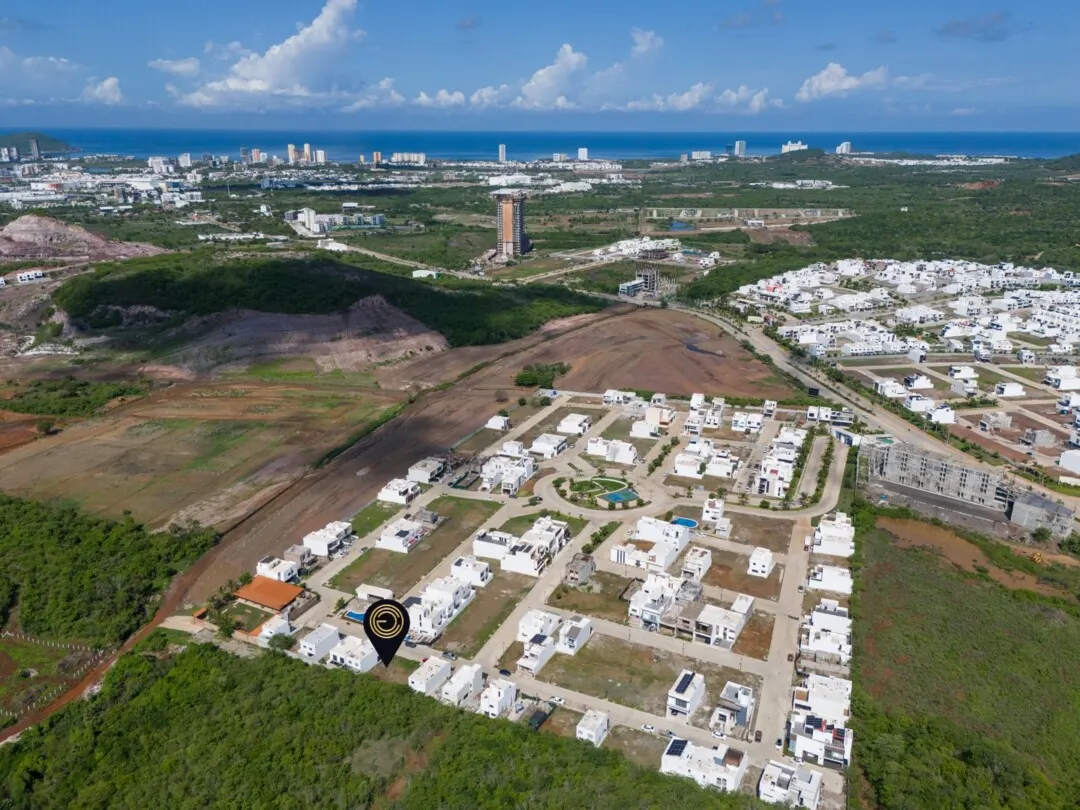 default Vista aérea amplia de Pacífico Hills en zona norte de Mazatlán con vista al mar y a la ciudad
